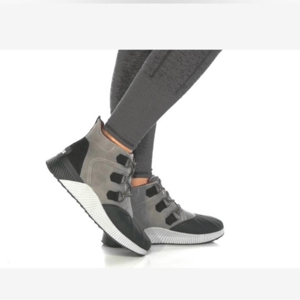 Tommy Hilfiger Jenko Waterproof Bootie Boots in Black and Grey - NWT